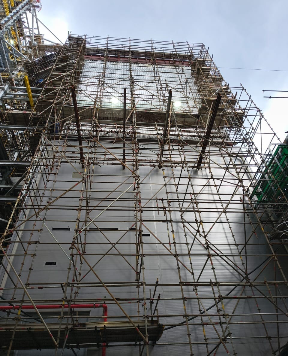 Fachada industrial com andaimes tubulares em altura